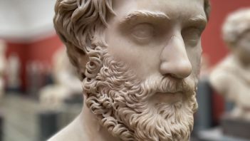 Rzymska rzeźba ukazująca mężczyznę z brodą