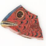 Fragment pokolorowanego szkła z wizerunkiem ryby