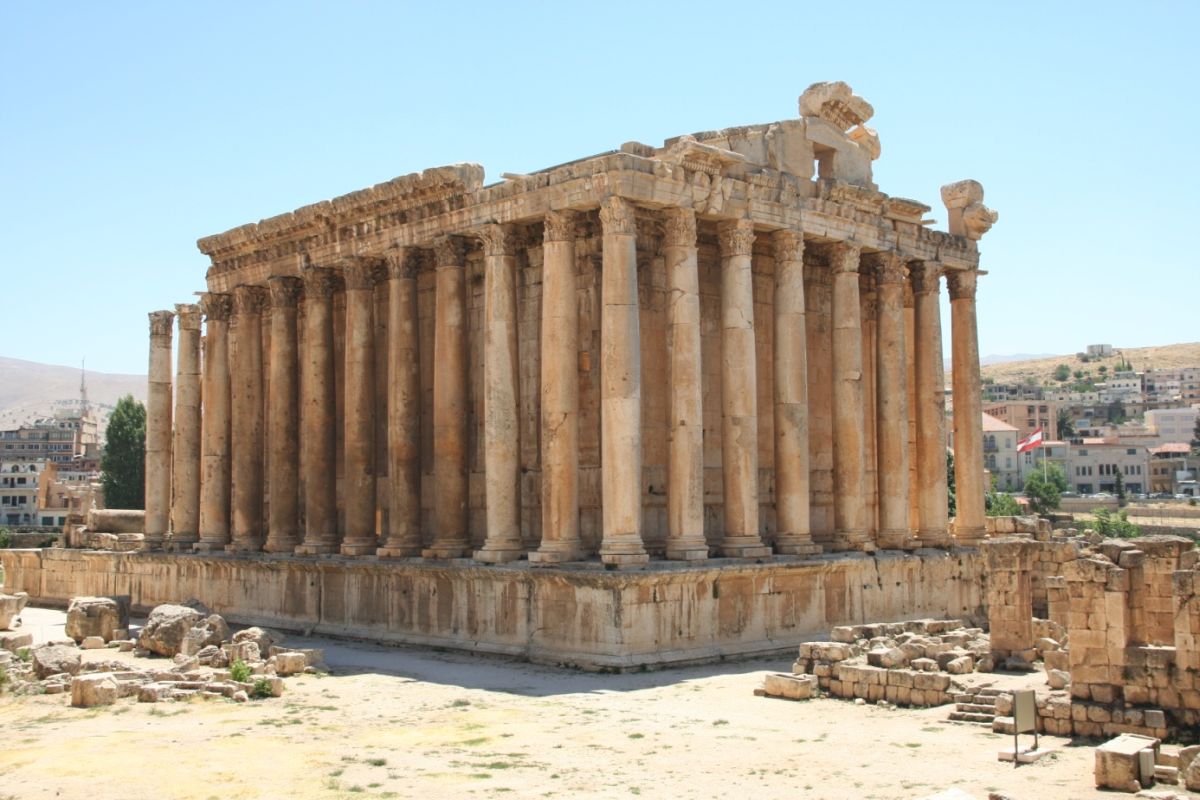 Boczna świątynia Dionizosa na tle współczesnego miasta