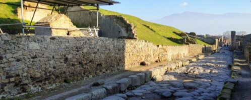 Ruiny Pompejów z widoczną sekcją, która nie została jeszcze odkopana