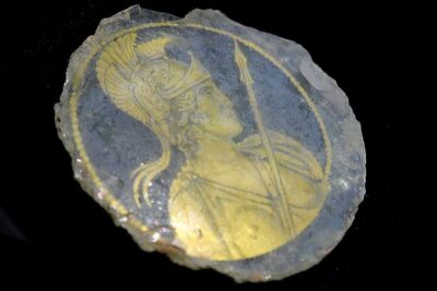 Odkryto antyczny złoto-szklany przedmiot ukazujący Romę