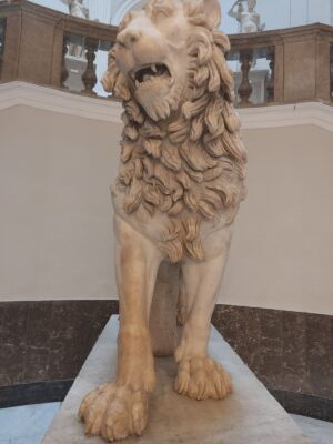 Rzymska statua ukazująca lwa