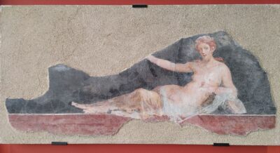 Rzymski fresk ukazujący półnagą Menadę