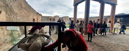 W Macellum w Pompejach ustawiono gabloty z ciałami ofiar