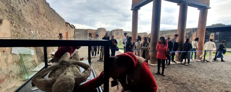 W Macellum w Pompejach ustawiono gabloty z ciałami ofiar