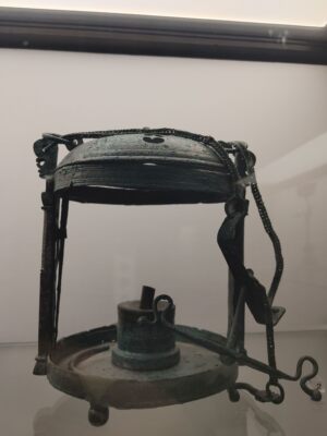 Mała rzymska lampa oliwna z pokrywką