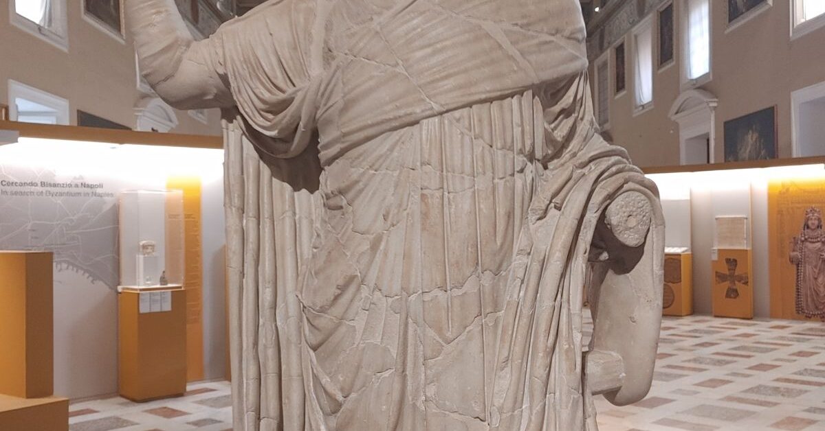 Rzymska statua ukazująca młodego sędziego
