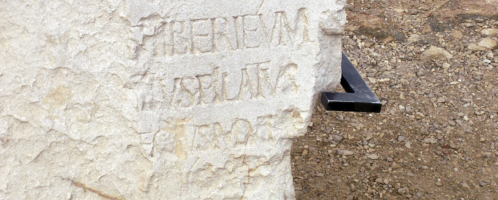 Na zdjęciu widoczna replika tzw. Kamienia Piłata, Cezarea Nadmorska, oryginał znajduje się w Muzeum Izraela w Jerozolimie