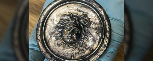 W Anglii odkryto srebrny dysk przedstawiający uskrzydloną antyczną Meduzę