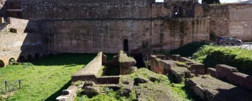 Circus Varianus w Rzymie widoczne zachowane fundamenty północno zachodniego krańca toru wyścigowego