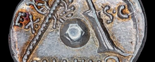 Moneta rzymska ukazująca kulę ziemską wraz z berłem i sterem