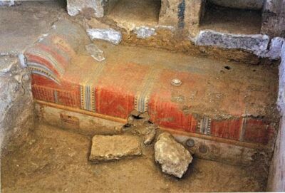 Terakotowy sarkofag z czasów rzymskich w kształcie łoża