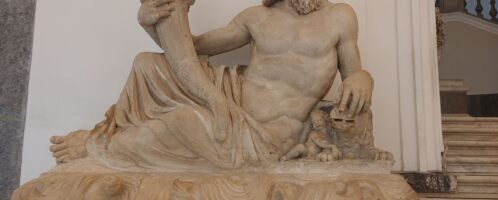 Rzeźba rzymska ukazująca bóstwo rzeczne z rogiem obfitości