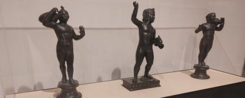 Sculptures of Amores with vessel