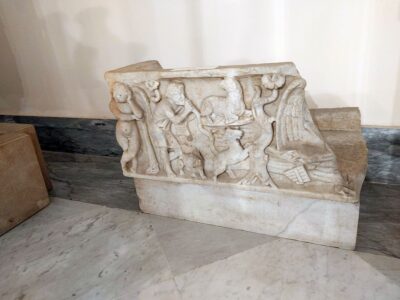 Fragment rzymskiego sarkofagu ukazującego Dianę i Endymiona