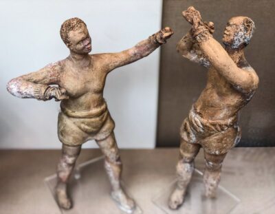 Rzymskie statuetki przedstawiające dwóch afrykańskich bokserów