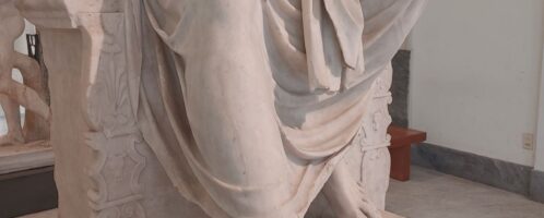 Fragment rzymskiej rzeźby ukazującej siedzącego Jowisza na tronie
