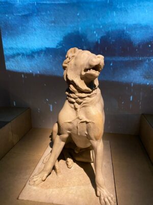 Marmurowa rzeźba ukazująca siedzącego dużego psa