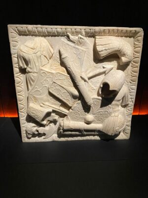 Rzymski marmurowy relief ukazujący zdobyte uzbrojenie