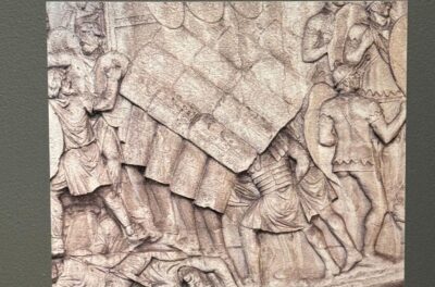 Scena z kolumny Trajana ukazująca formację testudo
