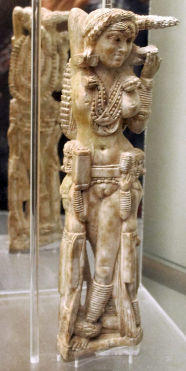 Odkryta w Pompejach figurka z kości słoniowej przedstawiająca postać hinduskiej bogini Lakszmi