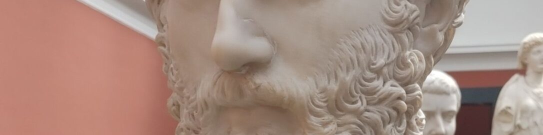 Rzymianin z brodą na rzeźbie