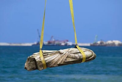 Starożytne posągi u wybrzeży Egiptu