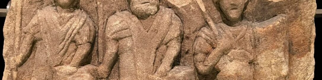 Fragment rzymskiego nagrobka ukazujący trzech legionistów