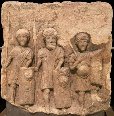 Fragment rzymskiego nagrobka ukazujący trzech legionistów