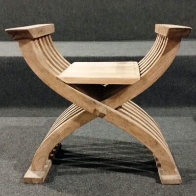 Drewniane krzesło kurulne