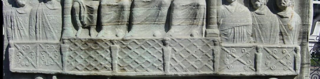 Wzniesiony około 390 r. n.e. w Konstantynopolu obelisk przedstawiający składanie darów cesarzowi Teodozjuszowi I przez barbarzyńskich posłańców