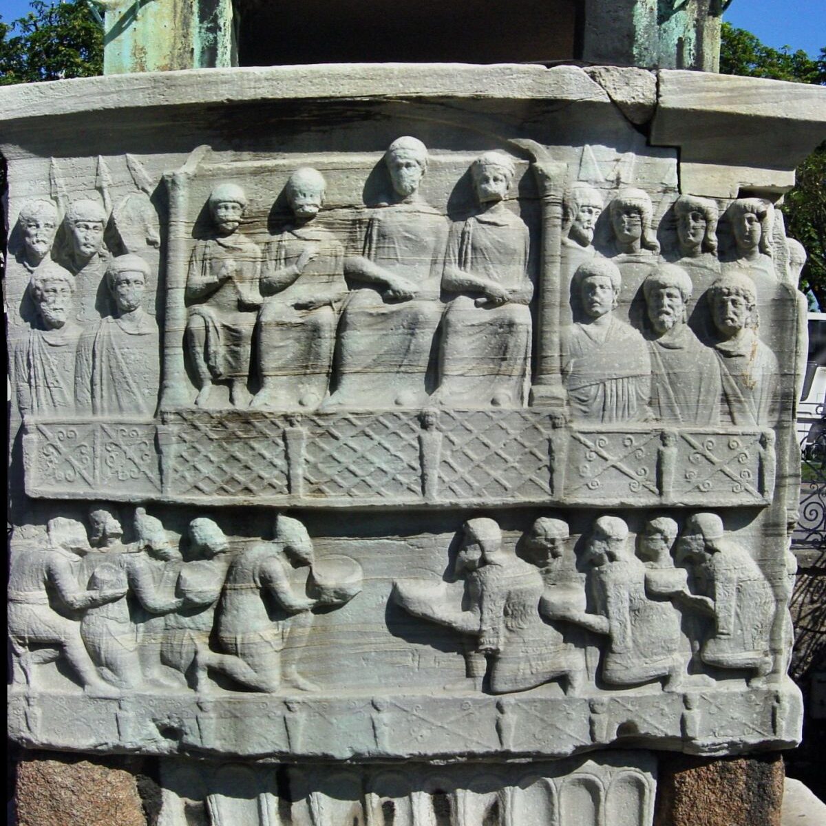 Wzniesiony około 390 r. n.e. w Konstantynopolu obelisk przedstawiający składanie darów cesarzowi Teodozjuszowi I przez barbarzyńskich posłańców