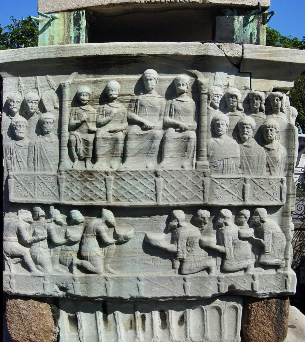Wzniesiony około 390 r. n.e. w Konstantynopolu obelisk przedstawiający składanie darów cesarzowi Teodozjuszowi I przez barbarzyńskich posłańców