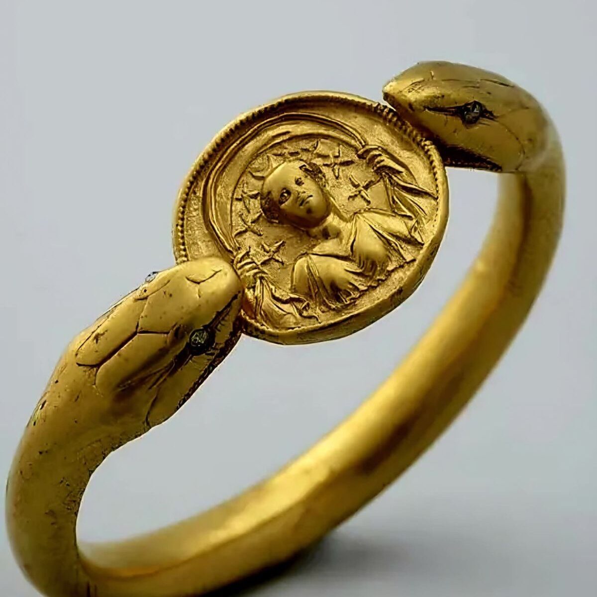 Gold bracelet from Pompeii